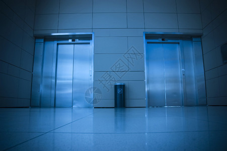 医院的电梯门蓝色调背景图片