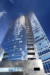 蓝天映衬的现代商务楼图片
