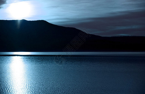 山湖夜景明月光水平摄影高清图片