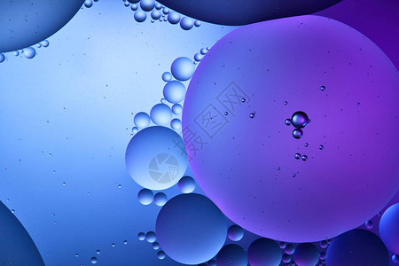蓝色和紫色混合水和油的美丽抽象背景图片