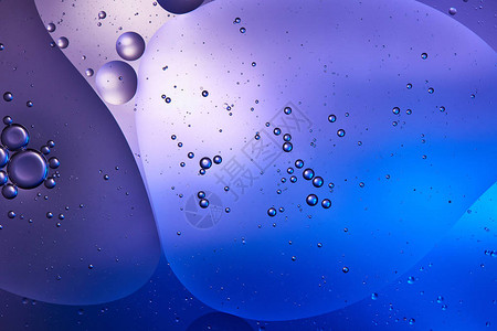 混合水和油的蓝色和紫色抽象背景图片