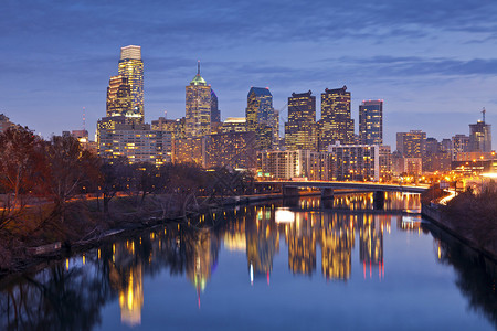 黄昏时分的费城天际线图像高清图片