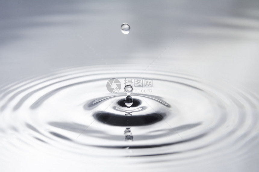 水滴上的圆圈图片