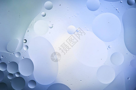 浅蓝色混合水和石油的美丽色彩抽象背景图片
