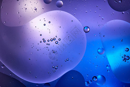 混合水和油的创意抽象蓝色和紫色背景图片