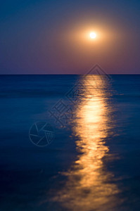 月亮在夜晚蓝色天空海平面波图片