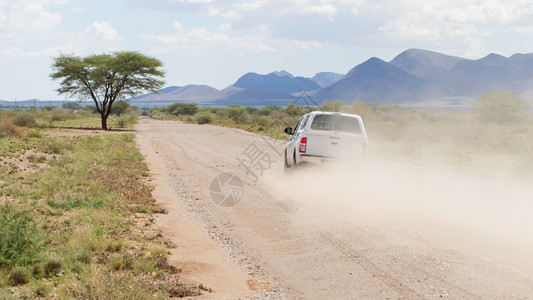 纳米比亚纳米布沙漠中驾驶图片