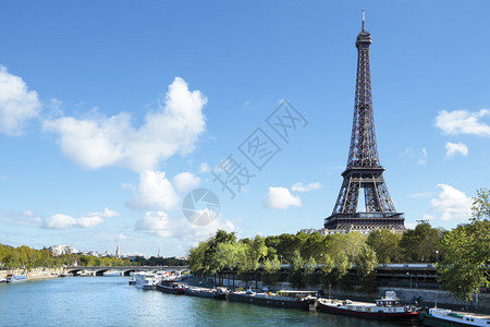 Eiffel铁塔遥远的横向风景河网和渔图片