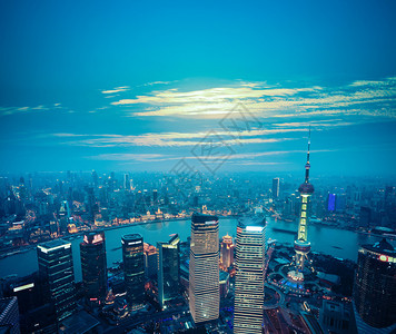 鸟瞰夕阳下的上海图片