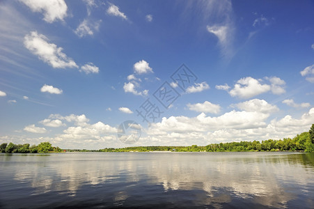 湖水中天空的倒影图片