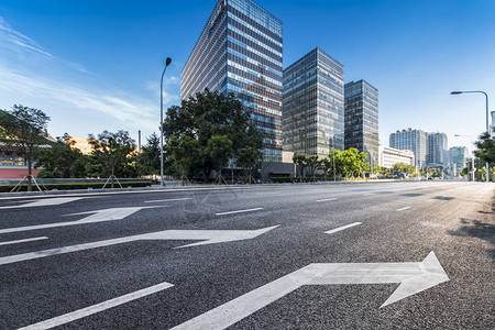 空旷的道路与现代商务办公楼图片