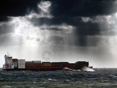 商业船只在暴风日落和太阳光图片