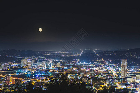 俄勒冈州波特兰的宽阔城市景色夜图片