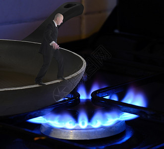 男人在锅上着火错误的概念从图片
