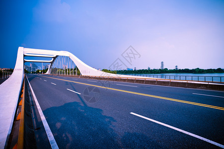 穿过这座桥的公路蓝色的天空背图片