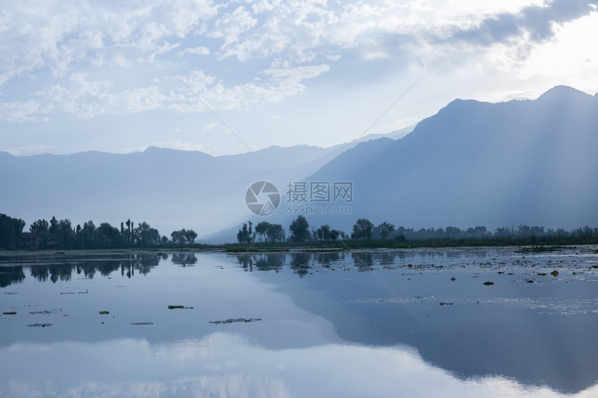 湖在清晨图片