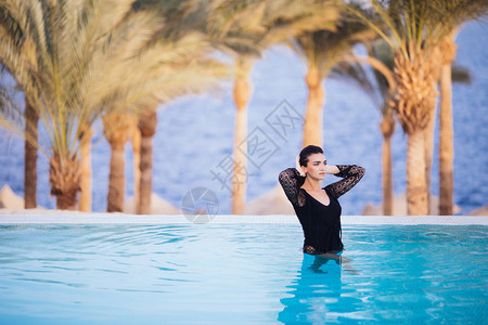 女在无限游泳池中放图片