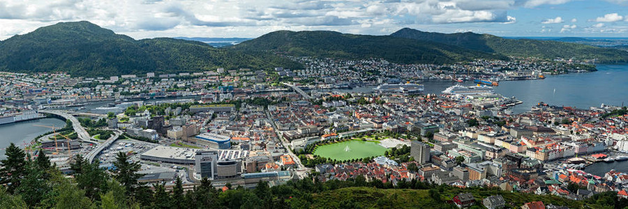 挪威卑尔根市的全景顶层风景其背景是山地图片