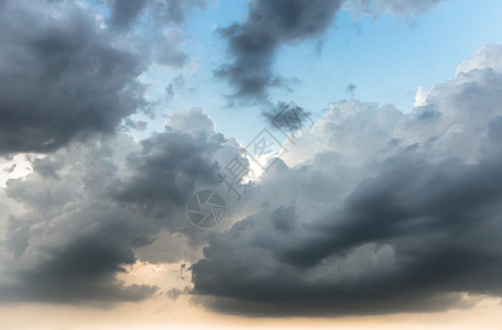 雷暴前风云的背景图片