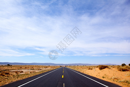 穿越西南亚利桑那州美国的道路图片