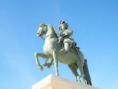 在法国凡尔赛城堡的Louie14国王防止蓝天像GingLou图片