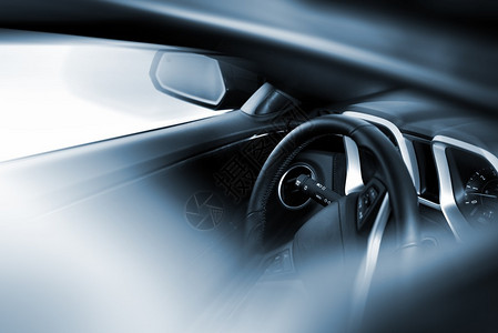 汽车驾驶主题现代汽车驾驶舱通过天窗拍摄的照片酷蓝色驾驶主题背景图片