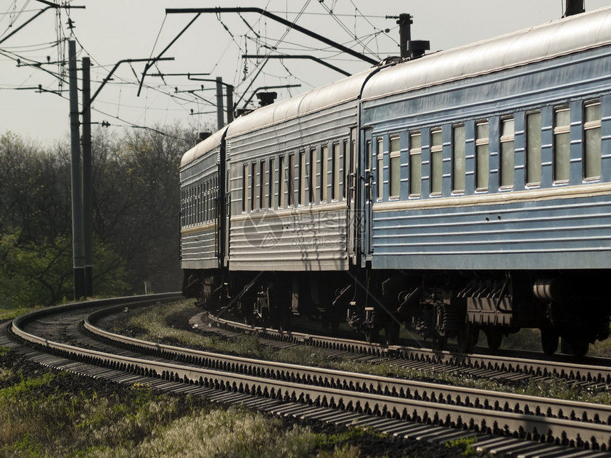 乌克兰旅客列车在晚上曲线特写图片