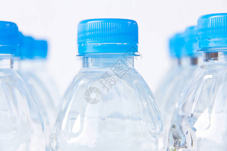 特写塑料瓶饮用水图片