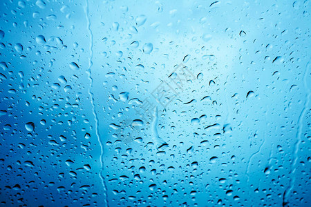 水滴在玻璃上在雨季清爽图片