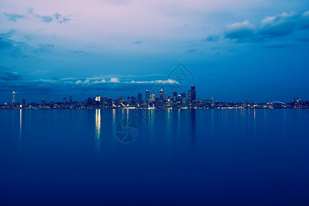 西雅图天线晚夜全景和海湾美国华图片