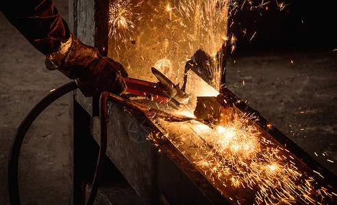 钢结构气刨焊接与工厂璀璨火花图片