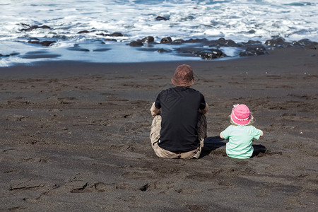 爸和女儿看海浪图片