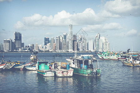 巴拿马湾有渔船和游艇图片
