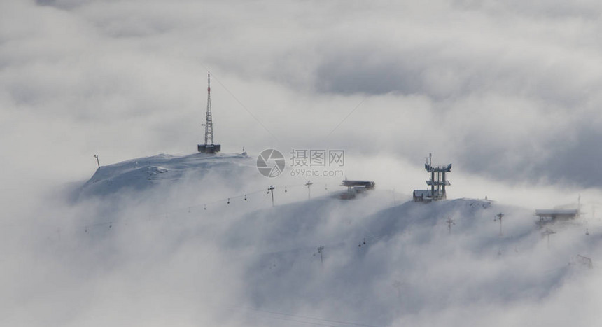 奥地利圣安东阿贝尔格山顶云层之图片