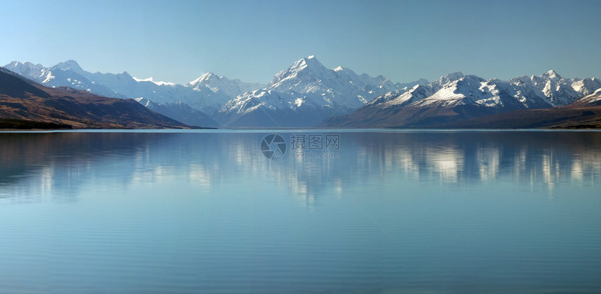 新西兰最高的山库克山和奥塔哥阿尔卑斯山的普卡基湖全景Puakaki湖令人惊叹的蓝色来自塔斯曼冰川沉积在湖中的冰晶可用的图片