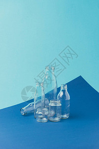 蓝色背景下各种玻璃瓶和罐子的特写视图片