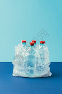 蓝底塑料袋塑料袋中塑料瓶的近视回图片