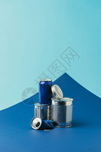 蓝色背景上排列的金属罐的特写视图片