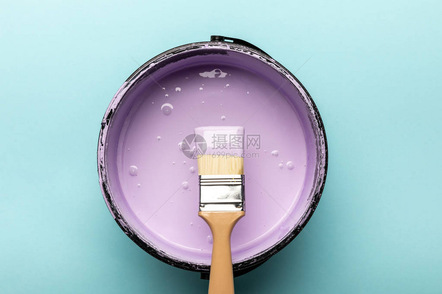 用紫色油漆和蓝色刷子绘制的图片