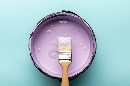 用紫色油漆和蓝色刷子绘制的背景图片