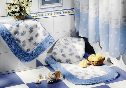 浴室内的蓝色浴垫和浴帘图片