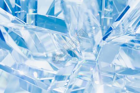 水晶折射的抽象蓝色背景图片