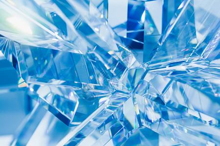 水晶折射的抽象蓝色背景图片