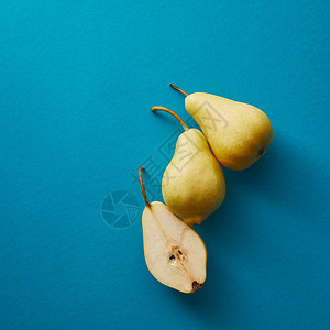 蓝色表面开胃梨的顶部视图背景图片