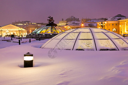 莫斯科的雪冬季下雪之夜曼内格广场上有图片