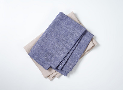折叠的蓝色和灰色餐巾纸图片