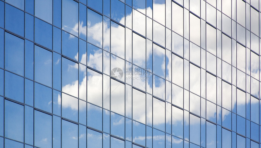 云在玻璃建筑墙上的倒影图片