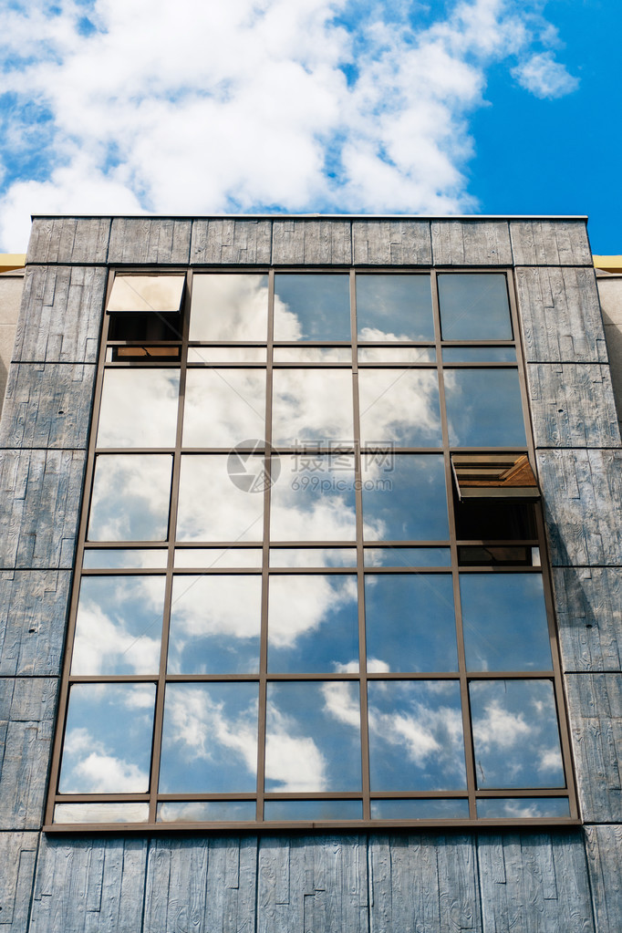 一栋现代建筑的玻璃装饰表面图片
