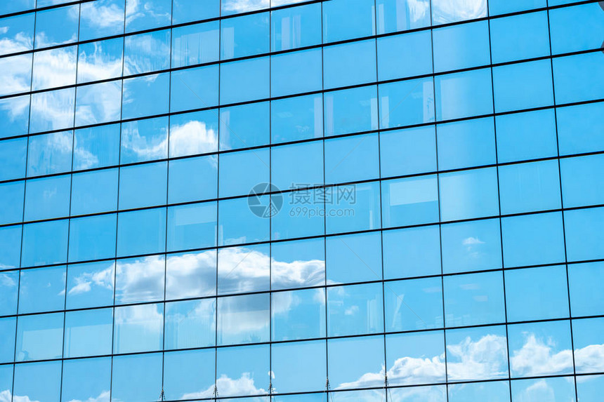 城市建筑的镜像墙上的蓝天空图片