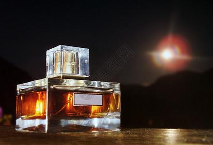 黑夜中的奢华香水产品广告图片
